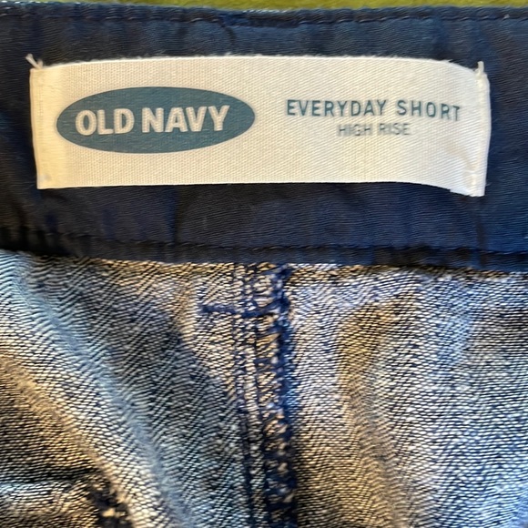 Women’s old navy shorts FREE SHIPPING - Picture 3 of 4